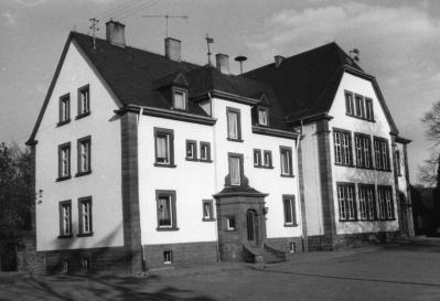schulgeb&auml;ude und Lehrerdienstwohnung 